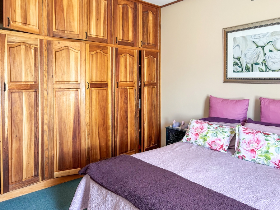 8 Bedroom Property for Sale in Greenfields Western Cape